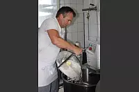 Ein paar Zutaten fehlen noch: Magarine, Zucker, Salz und Hefe dazugeben. - © Anna Muer