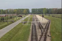 Symbol des Massenmordes: Auf der Rampe im Vernichtungslager Birkenau kamen die Judentransporte an. Die meisten Menschen wurden sofort auf dem Weg rechts im Bild in Richtung Wald geschickt, wo sich die Krematorien II und III befanden - © Silke Buhrmester(LZ)