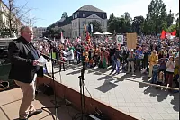 Klima retten: Rund 2000 Menschen gehen in Detmold bei der bislang größten "Fridays for Future"-Demo auf die Straße. - © Bernhard Preuss