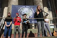 Klima retten: Rund 2000 Menschen gehen in Detmold bei der bislang größten "Fridays for Future"-Demo auf die Straße. - © Bernhard Preuss