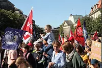 Klima retten: Rund 2000 Menschen gehen in Detmold bei der bislang größten "Fridays for Future"-Demo auf die Straße. - © Bernhard Preuss