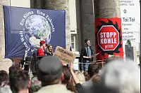 Klima retten: Rund 2000 Menschen gehen in Detmold bei der bislang größten "Fridays for Future"-Demo auf die Straße. - © Bernhard Preuss
