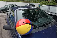 Viel schöner als ein Knöllchen. Gesehen vor dem Freibad Berlebeck-Heiligenkirchen. - © Foto: Preuss