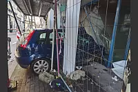 Das Bild am Tag danach: Am frühen Sonntagabend war ein Auto in ein Ladenlokal in Höxter gefahren. - © Svenja Ludwig