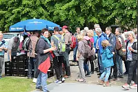 Durstlöscher: Am Stand vor Staatlich Bad Meinberger Mineralbrunnen gab's für die Wanderer Wasser und Apfelschorle. - © Erol Kamisli