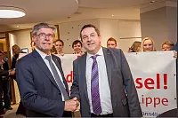 Friedel Heuwinkel gratuliert seinem Nachfolger Dr Axel Lehmann - © Torben Gocke