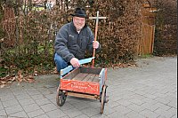 Bernd Rossmann (64) ist stolz einen weiteren „Kleinen Lemgoer“ zurück nach Hause geholt zu haben. Sein Handwagen aus Bünde wird jetzt bei Kramp und Kramp professionell aufgearbeitet. Rossmann sucht weitere Besitzer von „Kleinen Lemgoern“, zwecks einer Präsentation im Rahmen der „825-Jahr-Feierlichkeiten“ der Alten Hansestadt Lemgo.