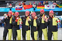 Die Silbermedaillengewinner Florian Bauer (l-r) und Johannes Lochner, Olympiasieger Thorsten Margis und Francesco Friedrich, sowie die Bronzemedaillengewinner Christoph Hafer und Matthias Sommer jubeln mit ihren Medaillen. - &copy; Michael Kappeler/dpa