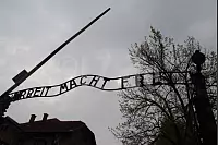 "Arbeit macht frei" lautet der zynische Spruch über dem Eingang zum Stammlager Auschwitz I - © Silke Buhrmester(LZ)