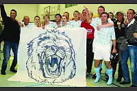 2008: TuS Leopoldshöhe freut sich mit Coach Jens Reitemeier nach einem 3:2 gegen den SC Bad Salzuflen. Rund 2000 Besucher sehen den acht verbliebenen Teams in Augustdorf zu, 86 waren in der Vorrunde gestartet. - © LZ-Archiv