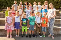 Zusammen mit Lehrerin Angela Deppe freuen sich die Kids der 1a auf die ersten Stunden an der Grundschule Horn. - © Torben Gocke