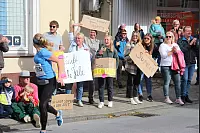 Große Freude bei dieser Familie, als die Dreiergruppe um Tochter Maike in Oerlinghausen um die Kurve läuft. - © Karolina Schmidt