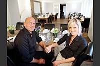 Freuen sich über die Auszeichnung: Andreas Giese und Lena Gottfried vom Alten Krug. - © Foto: Preuss