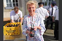 150 Jahre Lippischer Feuerwehrverband: Friederike Strate verteilt das Bier mit dem Jubiläumslogo - © Thomas Krügler