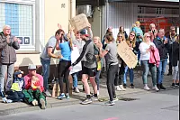 Große Freude bei dieser Familie, als die Dreiergruppe um Tochter Maike in Oerlinghausen um die Kurve läuft. - © Karolina Schmidt
