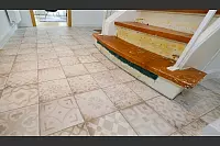 Die Treppenstufen zeigen noch die Spuren des alten Teppichbodenklebers: Das Holz bleibt im Original erhalten und wird demn&auml;chst ebenfalls aufgearbeitet. - &copy; Andreas Zobe