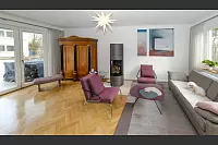 Das 70 Jahre alte Fischgr&auml;tparkett im Wohnzimmer wurde vom Tischler aufgearbeitet. Der Bauernschrank ist weit &uuml;ber 100 Jahre als und schon lange im Besitz der Hausherrin. - &copy; Andreas Zobe