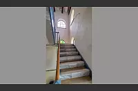 Das obere Treppenhaus musste erneuert werden. Die hölzerne Treppe wurde der einstigen nachempfunden. Oben ist noch eines der fünf Originalfenster zu sehen, die anderen wurden ausgetauscht. - © Kathrin Weege