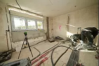 Innerhalb von nur einem Monat wird das ganze Haus in Bielefeld saniert. - © Peter Unger