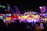 Bunte Lichter, viele Leckereien und schwungvolle Karusselfahrten - das ist die Andreasmesse 2025 - © Nicole Ellerbrake