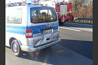 Auf diesen Bulli der Autobahnpolizei fuhr das Unfallfahrzeug auf. - © FOTO: ANDREAS EICKHOFF