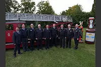 150 Jahre Lippischer Feuerwehrverband: Vor dem historischen Feuerwehrauto von 1935 auf dem Gelände der Brauerei Strate - © Thomas Krügler