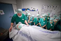 Kinderuni: Im OP-Saal 2 - © Torben Gocke