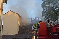 Brand "Zur Alten Wasserm&uuml;hle, Kalletal-Langenholzhausen
Auf der R&uuml;ckseite der Wasserm&uuml;hle konnte ein weiterer Angriffstrupp das &Uuml;bergreifen der Flammen auf das benachbarte Gemeindehaus verhindert werden. - &copy; Foto: Watermann