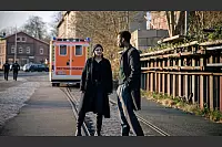 Bei den Ermittlungen bekommt Liv Moormann (links, Jasna Fritzi Bauer) Unterst&uuml;tzung vom KDD Kollegen Patrice Prince Schipper (rechts, Tijan Njie). - &copy; Radio Bremen/Magdalena Stengel