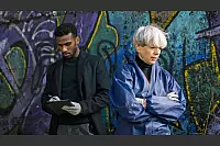 Gerichtsmedizinerin Edda Bingley (rechts, Helen Schneider) und Patrice 'Prince' Schipper (links, Tijan Njie) vom KDD untersuchen den Tatort. - &copy; Radio Bremen/Magdalena Stengel