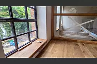 Ein Blick aus dem erneuerten Fenster. Die Holzfußböden im Schlafbereich machen es heimelig. - © Kathrin Weege