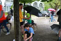 Startklar: Beim achten AOK-Firmenlauf haben zahlreiche Sportler dem Regen getrotzt. - © Yvonne Glandien