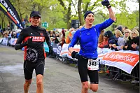 Richtiges Aprilwetter erlebten L&auml;ufer und Zuschauer im Zielbereich des 45. Hermannslaufs an der Sparrenburg. - &copy; Am&eacute;lie F&ouml;rster