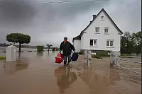 Vom Wasser vertrieben: In Lieme hat Otaviano Ponath das Nötigste für die Notunterkunft gepackt. - © Vera Gerstendorf-Welle