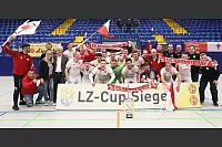 2020: Wieder strömen 3800 Zuschauer in den Handball-Tempel, als Ausrichter brillieren die SF Oesterholz-Kohlstädt. Auf den Rängen herrscht die beste Stimmung, die es jemals bei einer LZ-Cup-Endrunde gab. Der FC Augustdorf setzt sich auf dem Feld im Endspiel mit 4:3 gegen Titelverteidiger TBV Lemgo durch, das entscheidende Tor erzielt Patrick Ehrenberg 14 Sekunden vor dem Ende mit der Hacke nach einem Mescheder-Pass. Für den FCA ist der Sieg im Finale der fünfte des Tages. In der letzten Minute hatte der TBV zunächst ein 1:3 in ein 3:3 gedreht. Zum besten Spieler kürt die LZ Lemgos Artur Esko. - © Paul Cohen