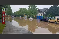 "Land unter": Am Regenstorplatz geht das Wasser bis über die Kennzeichen. Die Polizei bittet, dort parkende Autos wegzufahren. - © Philip Marx
