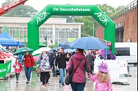 Startklar: Beim achten AOK-Firmenlauf haben zahlreiche Sportler dem Regen getrotzt. - © Yvonne Glandien