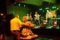 Schwungvoll: Auch der einsetzende Regen kann die leidenschaftlichen T&auml;nzer nicht von einer gro&szlig;en Party mit den "Rockin' Rebels" abhalten. - &copy; Foto: Pinsch