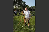 Low-Tech bis High-Tech: Hartmut Dreckmeier zeigt drei Bogentypen. Links der klassische Langbogen, rechts ein moderner Compound-Bogen und dazwischen der im Verein meistgenutzte Recurve-Bogen. - © Bernhard Preuß