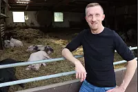 Auf Michael Peines Hof im Kreis Höxter herrscht Landromantik - mit Ziegen, Schafen und Schweinen, die im Stroh faulenzen. - © Alexander Graßhoff