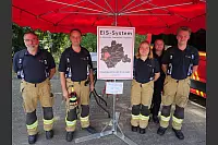 Der Lippische Feuerwehrverband feiert sein 150-jähriges Bestehen mit einem großen Familientag im Feuerwehrausbildungszentrum Brake. Das EIS-Team zeigt seine Arbeit im Umgang mit ausgebrannten Elektrofahrzeugen. - © Thomas Krügler