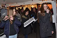 Freie Gesanggruppe: Celine (14, v.l.), Antonia (13), Jasmin (14) und ihre Freunde boten ein kleines Konzert mit Popsongs auf dem Oerlinghauser Weihnachtsmarkt. - &copy; Sibylle Kemna