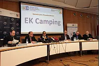 Podium (von links): Polizeipressesprecher Lars Ridderbusch, Oberstaatsanwalt Ralf Vetter, Staatsanwältin Jacqueline Kleine-Flaßbeck, Leiter EK Camping Gunnar Weiß, Leiter Kriminalkommissariat 1 Achim Tietz, Polizeidirektor Bernd Stienkemeier. - © Bernhard Preuss