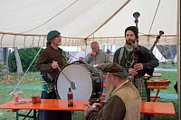Besucher trotzen beim Bardentreff und Kl&auml;schen in Horn dem Regen. - &copy; Raphael Bartling