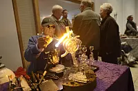 Davon wird sicher etwas unter dem Weihnachtsbaum landen: Die Kunsthandwerker sorgten immer wieder für Besuchertrauben an ihren Ständen. Foto: Krull