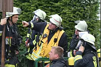 Einsatzleiter Michael Gr&uuml;ttemeier gibt Anweisungen. - &copy; Foto: Scherzer