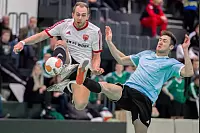 Johann Felker behauptet hier die Lufthoheit. Er ist einen Fu&szlig; schneller am Ball als der Diestelbrucher Alexander Schlegel. Der hohe Einsatz wurde belohnt. - &copy; Egon Penner