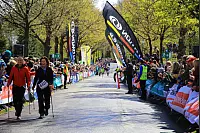 Richtiges Aprilwetter erlebten L&auml;ufer und Zuschauer im Zielbereich des 45. Hermannslaufs an der Sparrenburg. - &copy; Am&eacute;lie F&ouml;rster