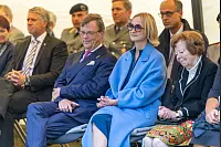 Ministerpräsident verleiht auf dem Schloßplatz der Panzerbrigade 21 „Lipperland“ der Bundeswehr das Fahnenband des Landes Nordrhein-Westfalen. - © Jannik Stodiek