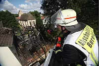 Michael Pohlmann, stellvertretender Chef der Freiwilligen Feuerwehr Kalletal, schaut sich das Ausmass des Schadens von oben an. - &copy; Foto: Scherzer